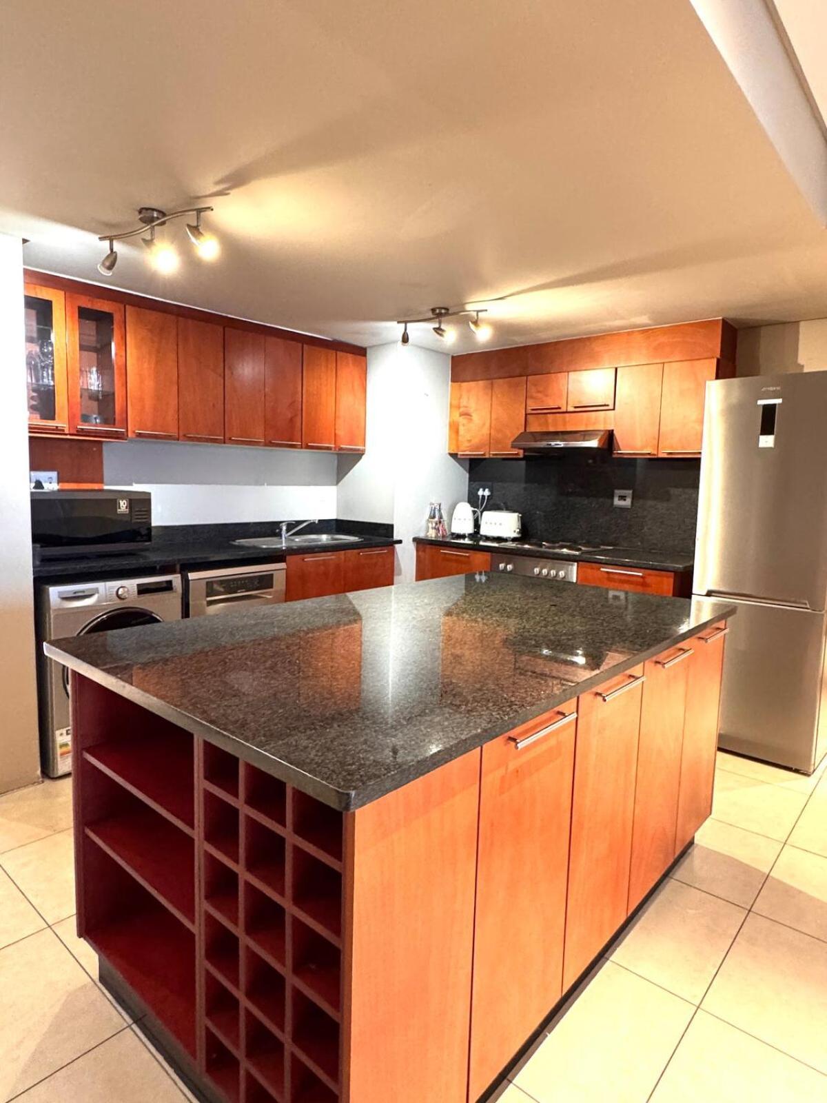 Front - Marvellous 4 Sleeper With Ocean Views Apartment *