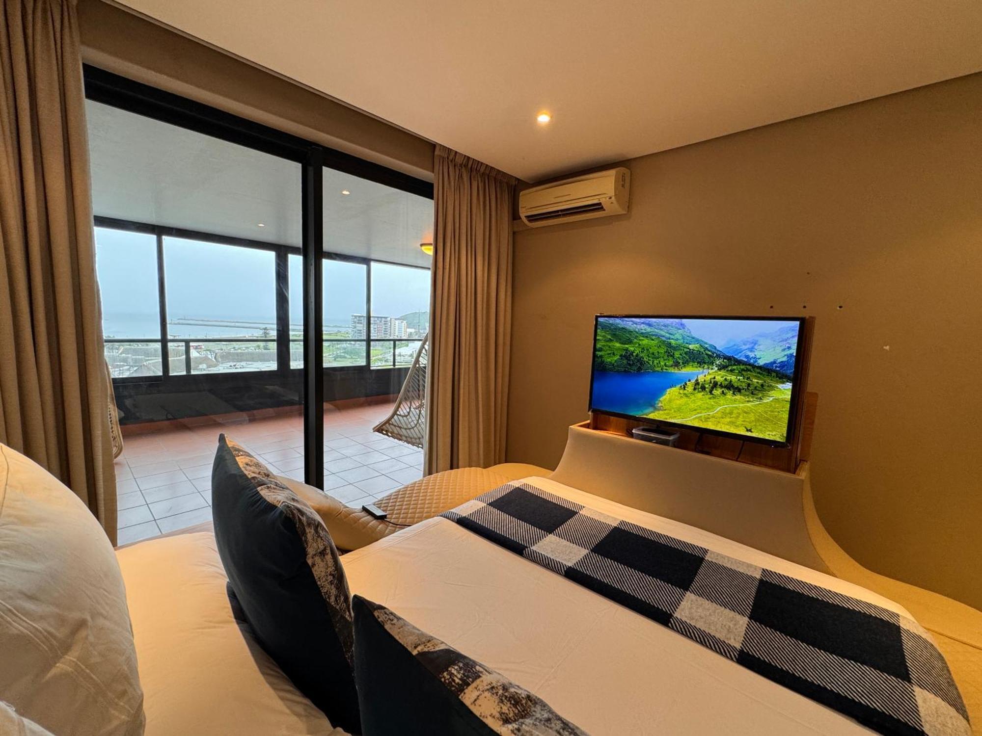 Front - Marvellous 4 Sleeper With Ocean Views Apartment *